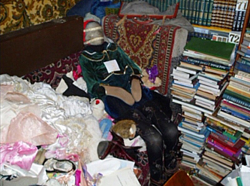 Dieses von der Zweigstelle des russischen Innenministeriums in der Region Nischni Nowgorod zur Verfügung gestellte Foto zeigt einen mumifizierten Körper in einer Wohnung, der wie eine Puppe verkleidet ist und aus einem Grab in einer Wohnung in Nischni Nowgorod, etwa 400 Kilometer (250 Meilen) östlich von Moskau, entnommen wurde. Die Polizei verhaftete einen Einheimischen, der diese und 28 weitere aus menschlichen Überresten gefertigte Puppen in seinem Haus hatte. – Bild: AP /​ THE HISTORY CHANNEL /​ A+E Networks