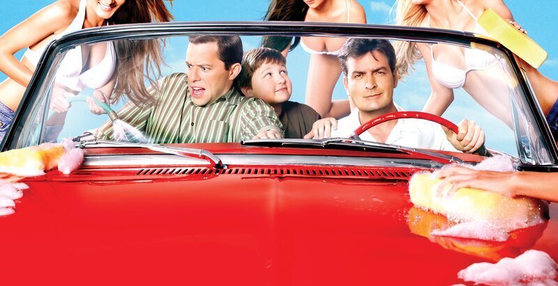 (5. Staffel) – At the Carwash: Charlie (Charlie Sheen, vorne r.), Alan (Jon Cryer, vorne l.) und Jake (Angus T. Jones, vorne M.) … – Bild: Warner Bros Television