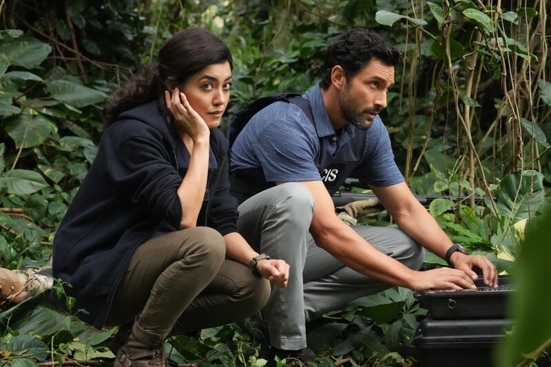 Lucy Tara (Yasmine Al-Bustami, l.); Jesse Boone (Noah Mills, r.) – Bild: Karen Neal