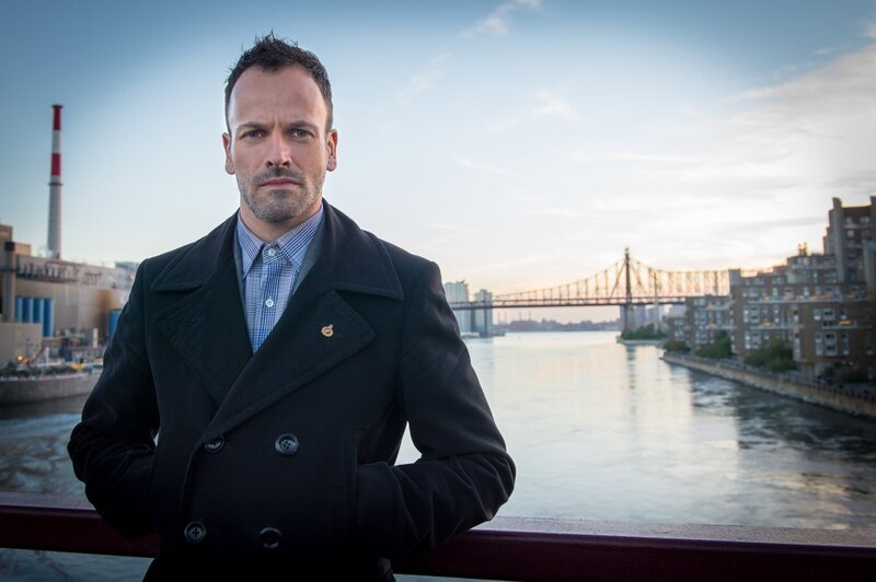 Ein neuer Fall wartet auf Sherlock Holmes (Jonny Lee Miller) … – Bild: CBS Television