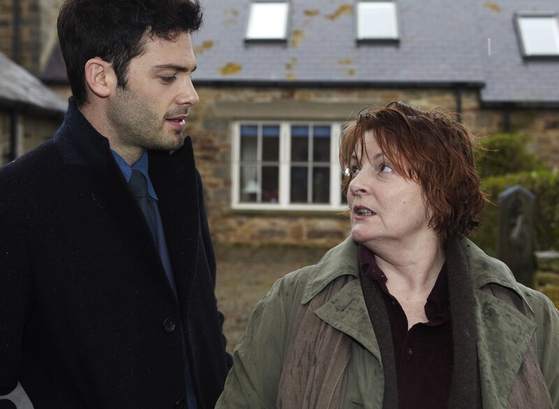 Joe Ashworth (David Leon, l.); Vera Stanhope (Brenda Blethyn, r.) – Bild: ITV Studios /​ Helen Turton