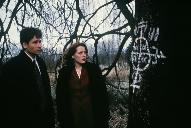 Mulder (David Duchovny, l.) und Scully (Gillian Anderson, r.) haben es bei der Untersuchung mysteriöser Todesfälle in einem Lager für haitianische Flüchtlinge offenbar mit Voodoo-Zauber zu tun. – Bild: ProSieben MAXX