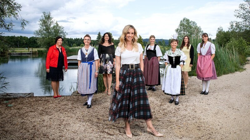 Nicole Berchtold (vorne) und die Landfrauen: v.l. Cathrin Iten, Helen Imhof, Daniela Huwiler, Monika Kurmann-Emmenegger, Lydia Barmettler, Anja Maag und Eliane Schürpf – Bild: SRF/​Ueli Christoffel