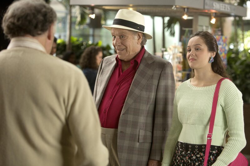 Albert „Pops“ Solomon (George Segal, l.); Erica Goldberg (Hayley Orrantia, r.) – Bild: Sony Pictures Television Inc.