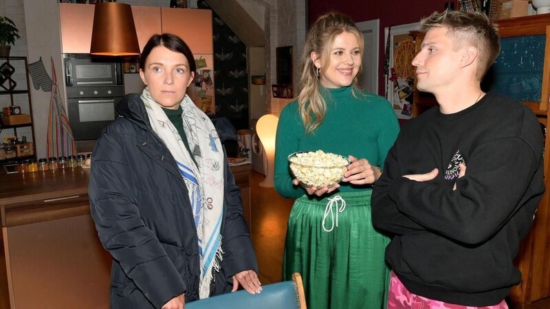 Lilly (Iris Mareike Steen, l.) wird immer mehr zur Einzelgängerin. In der Mitte Alicia (Josefin Bressel), rechts Moritz (Lennart Borchert) – Bild: RTL