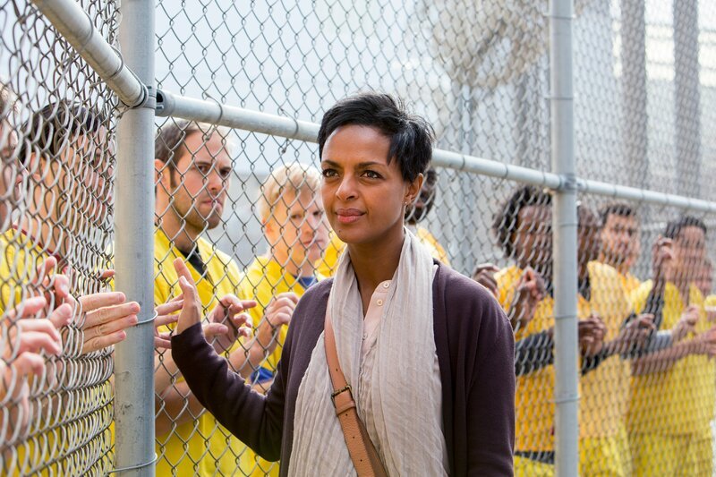 Pfarrerin Gwen (Dennenesch Zoudé) nimmt bewegt Abschied von den Gefängnisinsassen, da sie an einen neuen Ort versetzt wurde. – Bild: ZDF/​Keiko Hiromi