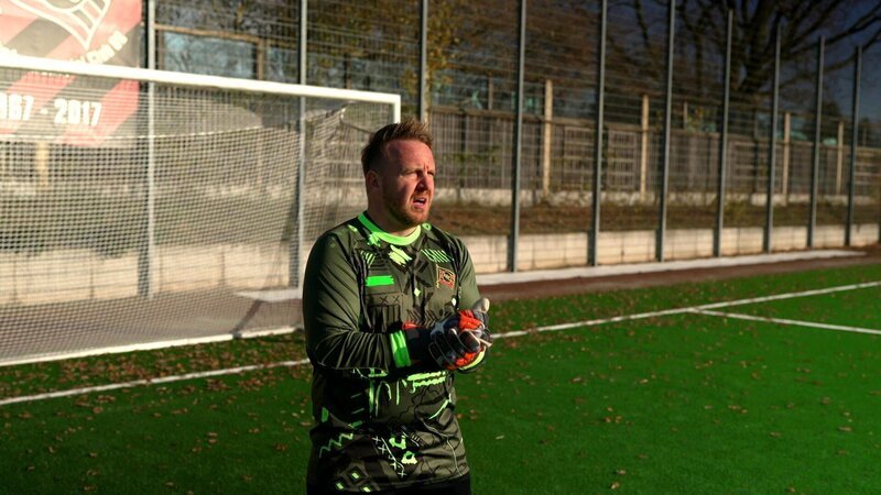 Tommy ist geschockt, als er erfährt, dass Bruno Ellas Vater ist. Er kann sich kaum auf das Pokalspiel konzentrieren – trotzdem gewinnt sein Team. Beim Feiern droht die Stimmung zu kippen, als Sebastian versucht, Tommy zu provozieren. – Bild: RTLZWEI
