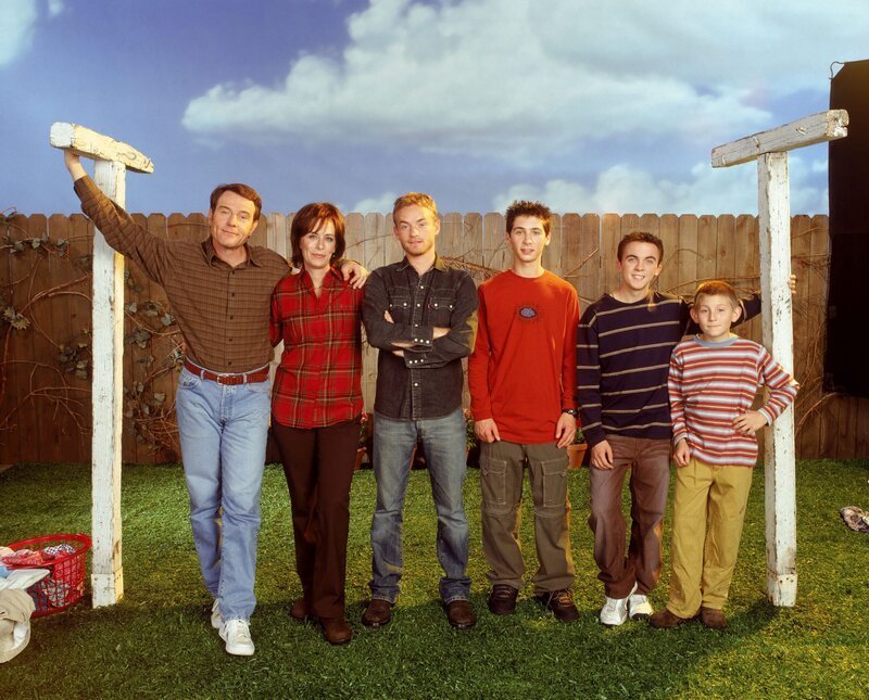 (6. Staffel) - So friedlich beisammen ist die Familie nur selten: Vater Hal (Bryan Cranston, l.), Mutter Lois (Jane Kaczmarek, 2.v.l.) und ihre vier Söhne Francis (Christopher Masterson, 3.v. l.), Reese (Justin Berfield, 3.v.r.), Dewey (Erik Per Sullivan, r.) und Malcolm (Frankie Muniz, 2.v.r.) ... – Bild: Fox and its related entities (6. Staffel) - So friedlich beisammen ist die Familie nur selten: Vater Hal (Bryan Cranston, l.), Mutter Lois (Jane Kaczmarek, 2.v.l.) und ihre vier Söhne Francis (Christopher Masterson, 3.v. l.), Reese (Justin Berfield, 3.v.r.), Dewey (Erik Per Sullivan, r.) und Malcolm (Frankie Muniz, 2.v.r.) ... – Bild: Fox and its related entities