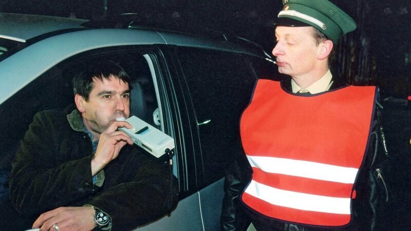 Hendrik (Ulrich Drewes, li.) hat die Nachricht von der Schwangerschaft seiner Frau mit reichlich Alkohol gefeiert und gerät in eine Polizeikontrolle. (re. Martin Heesch) – Bild: MG RTL D