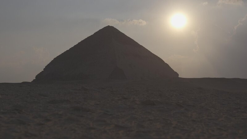 Sonnenuntergang auf der Knickpyramide – Bild: RTL /​ Label News /​ Dahschur: Geheimnisse der Knickpyramide