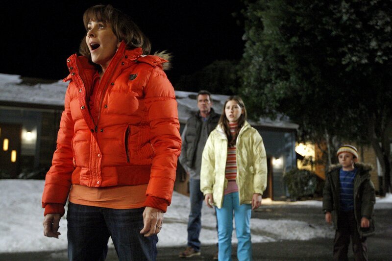 Die geplante gemeinsame Familienaktivität endet für Frankie (Patricia Heaton, vorne), Sue (Eden Sher, Mitte r.), Mike (Neil Flynn, Mitte l.) und Brick (Atticus Shaffer, hinten) nicht so wie gewünscht … – Bild: Warner Brothers Lizenzbild frei