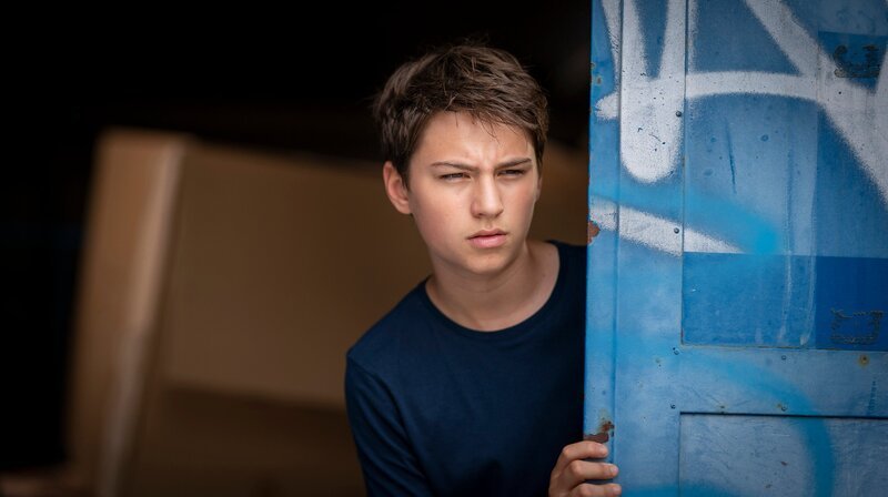 Rafa beobachtet die Szenerie – Bild: NDR/​Boris Laewen