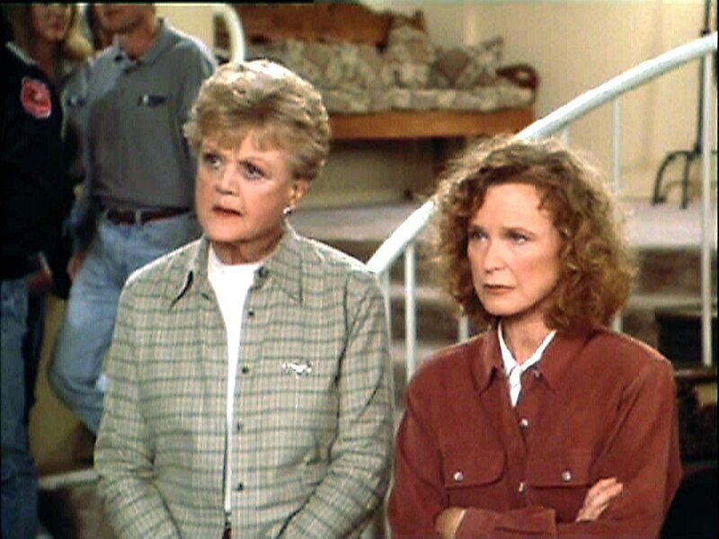 Jessica (Angela Lansbury, l.) versucht herauszufinden, welcher von Ellens (Linda Kelsey) Gästen den Mord auf dem Gewissen hat. – Bild: Sat.1 Gold