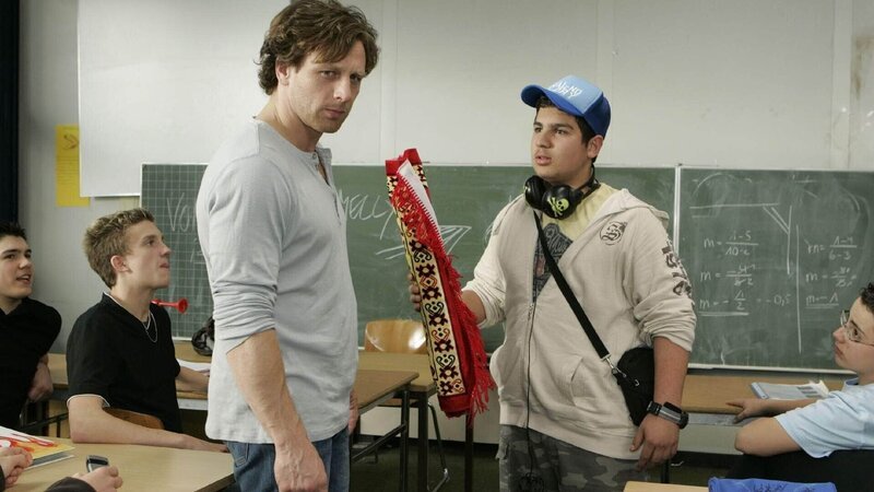 Der türkische Schüler Ahmed (Farbod Borhanazad) macht Stefan (Hendrik Duryn, l.) klar, dass der zum Beten die Klasse verlassen will. – Bild: Foto: RTL /​ Frank Dicks