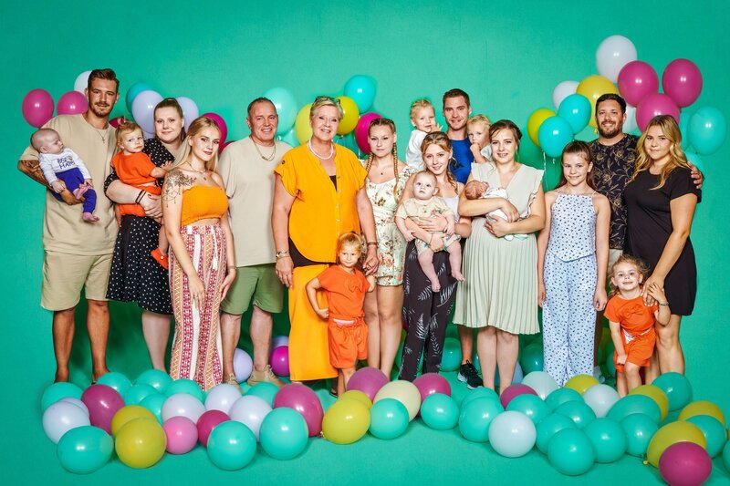 v.li.: Baby Linus Tim, Tim, Lavinia mit Haylie Emilia, Estefania, Harald, Silvia, Cataleya, Sarah-Jane, Loredana mit Aurelio, Peter mit Zwillingen, Sarafina mit Baby, Celina-Sophie, Flo, Sylvana mit Anastasia – Bild: Christoph Kasset /​ RTLZWEI /​ Foto: Christoph Kasset /​ © RTLZWEI /​ Foto: Christoph Kassette – Recht zum Abdruck/​Darstellung zeitlich/​sachlich beschränkt auf die Bewerbung der Sendun