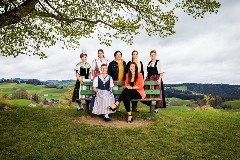 Grupenbild der Landfrauen: (hinten, v.l.) Lydia Barmettler, Eliane Schürpf, Cathrin Iten, Anja Maag, Monika Kurmann-Emmenegger; (vorne v.l.) Helen Imhof, Daniela Huwiler – Bild: SRF/​Ueli Christoffel