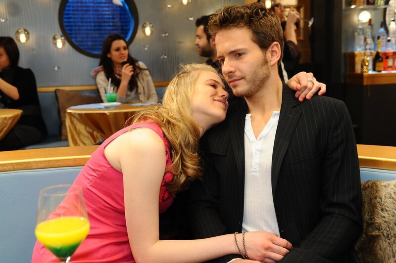 Enrique (Jacob Weigert, r.) versucht Maxi (Larissa Marolt, l.) vergeblich klarzumachen, dass er nicht wirklich ernsthaft an einer festen Bindung mit ihr interessiert ist … – Bild: SAT.1 /​ Oliver Ziebe
