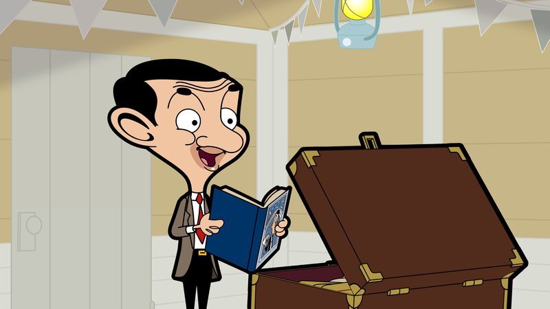 Als Mr. Bean in dem Strandhaus seine Truhe öffnet, findet er darin jede Menge Zaubersachen. Wurde die Truhe vertauscht? – Bild: Boomerang (DE) /​ Tiger Aspect Productions Ltd