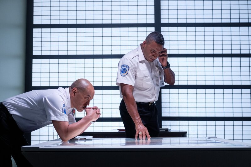 KNKT Investigators Ray Nurcahyo (played by Von Flores) reviews maps concerning the flightpath of Trigana Service Flight 267, while KNKT Investigator Ony Wibowo (played by Josh Barilko) receives a crucial call that might help them. – Bild: Cineflix /​ Darren Goldstein