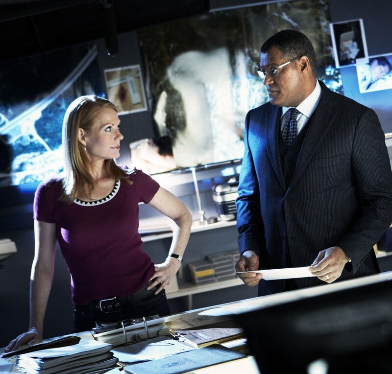 Catherine Willows (Marg Helgenberger, li.) und Dr. Raymond Langston (Laurence Fishburne) – Bild: RTL