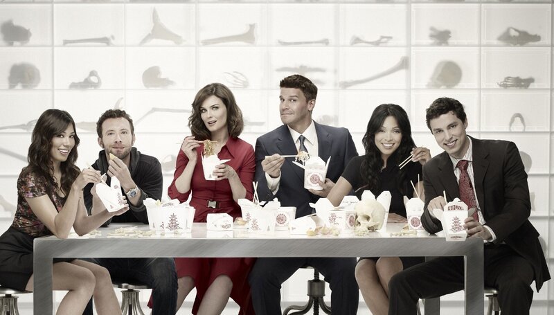 v.li.: Michaela Conlin, TJ Thyne, Emily Deschanel, David Boreanaz, Tamara Taylor und John Francis Daley. – Bild: TVNOW /​ Twentieth Century