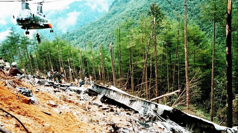 In Folge einer Explosion des Japan Airlines Flug 123 von Tokyo nach Osaka riss der hintere Teil der Boeing 747 ab. Die Maschine stürzte schließlich in den Bergen Japans ab. Bis heute ist das tragische Unglück der tödlichste Flugzeugcrash mit nur einer beteiligten Maschine. – Bild: TVNOW /​ The Asahi Shimbun /​ Getty Images