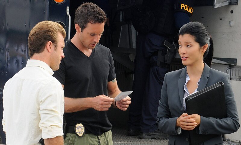Als Graham, der beschuldigt wird, seine Frau getötet zu haben, flieht er und nimmt Geiseln. Danny (Scott Caan, l.) und Steve (Alex O’Loughlin, M.) werden mit dem Fall von Laura Hills (Kelly Hu, r.) vertraut gemacht. – Bild: CBS BROADCASTING INC. ALL RIGHTS RESERVED.