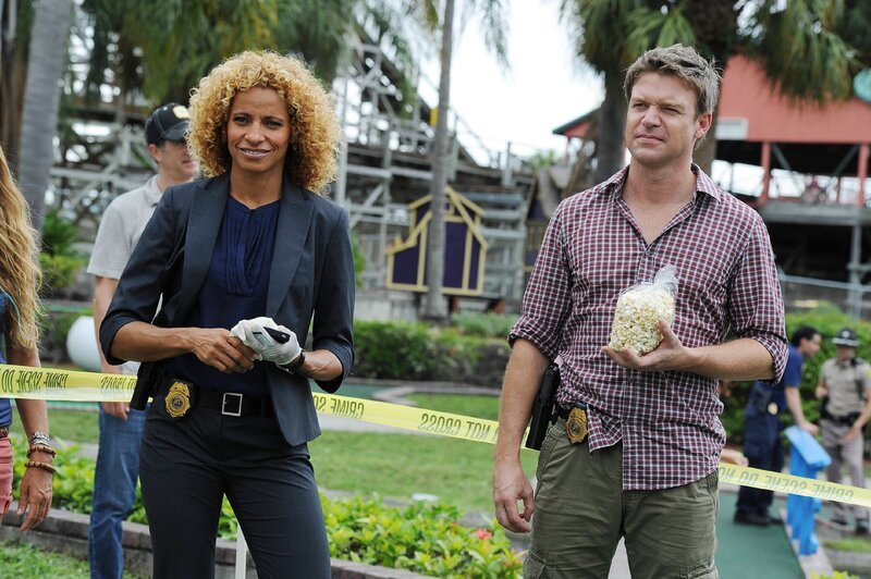 Colleen (Michelle Hurd) und Jim (Matt Passmore) werden zu dem städtischen Golfplatz von Palm Glades gerufen, da Kinder dort eine Leiche gefunden haben. – Bild: RTL