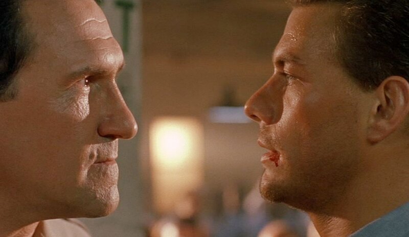 Burke (Jean-Claude Van Damme, r.) wird genau von Aufseher DeGraf (Art LaFleur) beobachtet. – Bild: Paramount