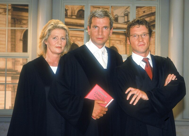 In "Das Familiengericht" hält Richter Frank Engeland (Mi.) den Vorsitz. Im Team mit den Anwälten Barbara von Minckwitz und Matthias Klagge regelt er Familienauseinandersetzungen. – Bild: RTPL / RTLplus In "Das Familiengericht" hält Richter Frank Engeland (Mi.) den Vorsitz. Im Team mit den Anwälten Barbara von Minckwitz und Matthias Klagge regelt er Familienauseinandersetzungen. – Bild: RTPL / RTLplus