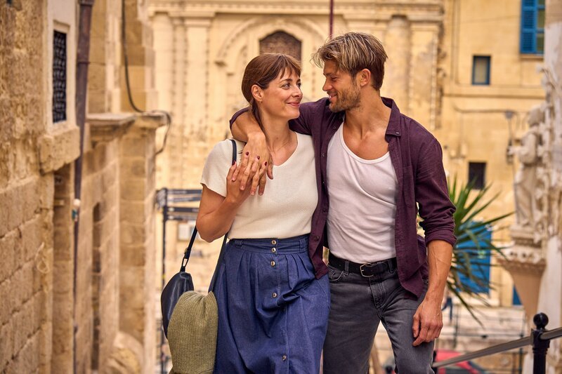 Franka Eyckner (Katharina Nesytowa) ist noch nicht bereit für eine neue Liebe; der Handwerker Till (Eugen Bauder) gewinnt ihr Vertrauen. – Bild: ZDF und Frank Dicks