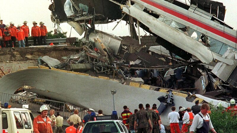 Das schlimmste Bahnunglück der Nachkriegsgeschichte ereignet sich am 3. Juni 1998. Ein ICE der Deutschen Bahn rast bei Eschede mit 200 Kilometer pro Stunde aufgrund eines Ermüdungsbruches der Radreifen gegen eine Autobrücke. – Bild: Spiegel TV