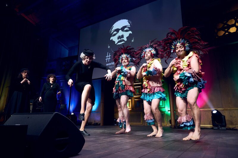 Michael Niavarani und das Simpl Ensemble. – Bild: ZDF und ORF/​#weare world women’s day/​Elisabeth Lechner