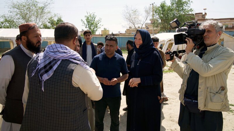 Katrin Eigendorf vor der Provinzschule – Bild: phoenix/​ZDF/​Katrin Eigendorf