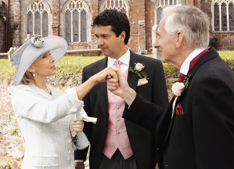 Rosamunde Pilcher – Herzen im Wind Warten auf die Braut: Monika Peitsch als Lady Margaret, Andreas Elsholz als Edward, Christopher Owen als Sir Simon of Winterston – Bild: SRF/​ZDF/​Jon Ailes
