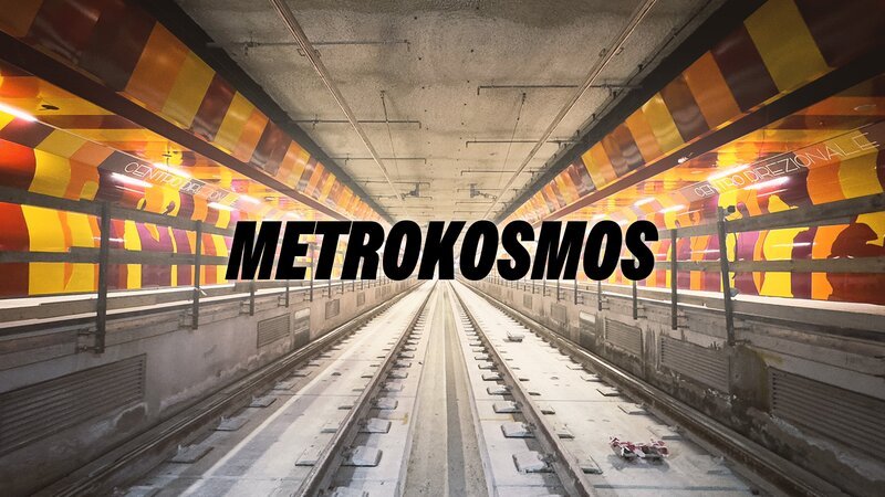 Key Visual/​Cover Sendereihenbild mit Typo zu „Metrokosmos „. An keinem Ort einer Großstadt spiegelt sich die Vielfalt an Menschen und Kulturen so sehr wider wie in den Zügen, Tunneln und Schächten einer U-Bahn. Die erste Staffel der Serie METROKOSMOS porträtiert fünf europäische Städte aus der Perspektive der U-Bahn. Im Bild: Bahnsteig – Neue Station „Centro Direzionale“ in Neapel. – Bild: Timo Novotny, Montage: BR /​ BR, inselfilm produktion GmbH