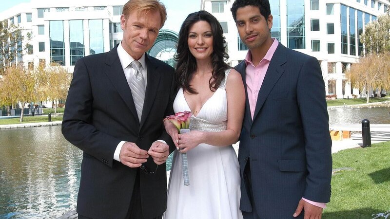 Horatio (David Caruso, li.) und Erics (Adam Rodriguez) Schwester Marisol (Alana De La Garza) machen ihr Glück perfekt und heiraten. – Bild: RTL /​ CBS