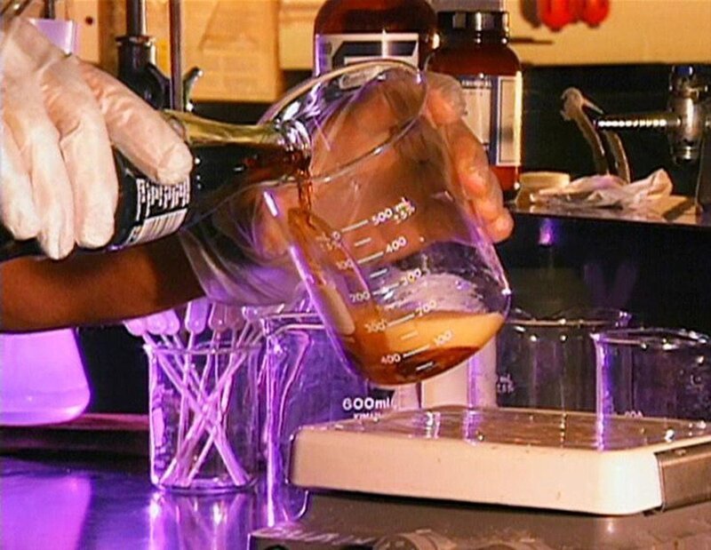 Seit einiger Zeit leidet Peggy Carr an merkwürdigen Grippe-Syndromen, die ihren Ärzten Rätsel aufgeben. War ihr Cola-Getränk mit Thallium vergiftet? – Bild: RTL