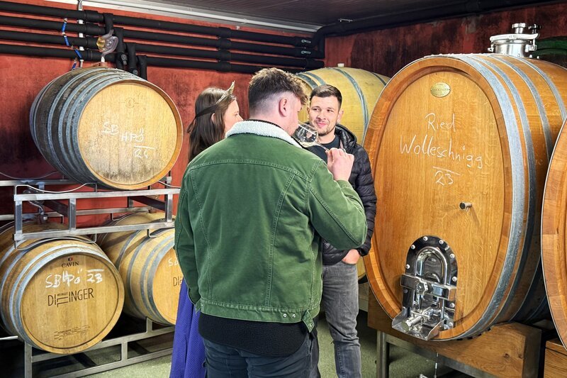 Die beiden Jungwinzer Florian Dillinger (l.) und Florian Adam-Lieleg mit der Weinkönigin Magdalena I. – Bild: ORF/​Gregor Waltl