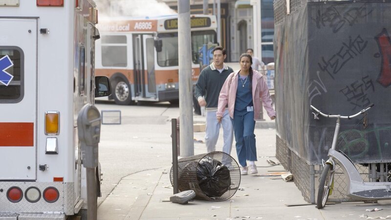 Dr. Ben Song (Raymond Lee, l.); Luisa (Analisa Velez, r.) – Bild: Universal Television LLC