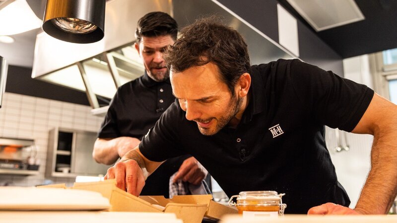 Tim Mälzer (l.) und Steffen Henssler  Die Verwendung des sendungsbezogenen Materials ist nur mit dem Hinweis und Verlinkung auf RTL+ gestattet. – Bild: RTL /​ Hendrik Lüders