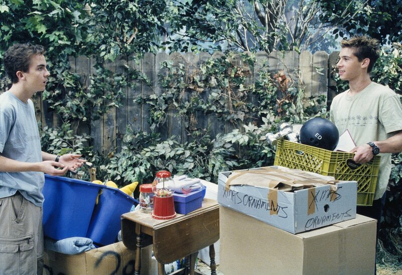 Um das Gerümpel in der Garage loszuwerden, organisieren Reese (Justin Berfield, r.) und Malcolm (Frankie Muniz, l.) einen Garagenverkauf, was jedoch in einem großen Schlamassel endet … – Bild: ViacomCBS