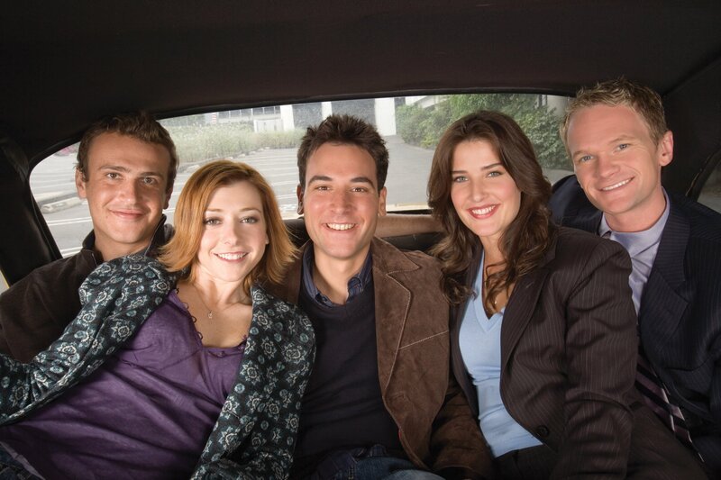 Ein Blick in die Vergangenheit von Ted (Josh Radnor, M.) und seinen Freunden Marshall (Jason Segel, l.), Barney (Neil Patrick Harris, r.), Lily (Alyson Hannigan, 2.v.l.) und Robin (Cobie Smulders, 2.v.r.). – Bild: CBS BROADCASTING INC.