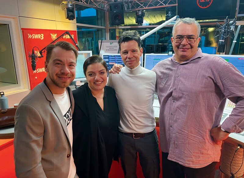 SÜDWESTRUNDFUNK SWR3 Morningshow im SWR Fernsehen Das ganze Bild zum vollen Ton: Die »SWR3 Morningshow« wird ab 16. März 2020 auch im SWR Fernsehen und auf Smart Speakern mit Display zu sehen und zu hören sein. Die Moderatoren der SWR3 Morning Show: v.li.: Kemal Goga, Anneta Politi, Michael Wirbitzky und Sascha Zeus – Bild: SWR/​SWR3/​Uwe Ditz /​ SWR-Presse/​Bildkommunikation