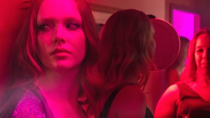 Die Frau steht da und schaut zu. – Bild: A+E NETWORKS