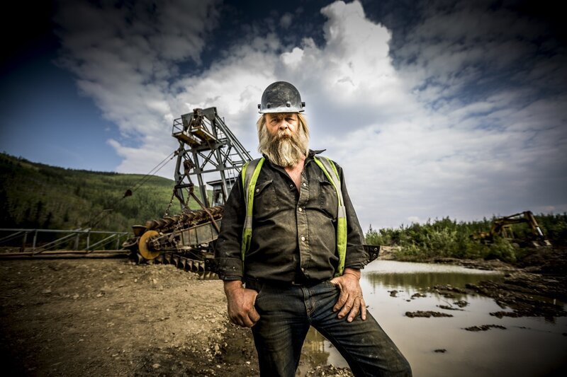Tony Beets steht vor dem Bagger. – Bild: Discovery Communications, Inc.