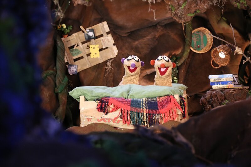 Ist ein verzweifeltes Walross im Dunkeln für die schlaflose Nacht von Jan und Henry verantwortlich? – Bild: rbb/​bigSmile