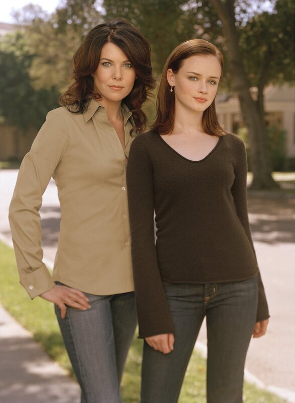 v.li.: Lorelai Gilmore (Lauren Graham), Lorelai ‚Rory‘ Leigh Gilmore (Alexis Bledel) – Bild: 2004 Warner Bros. Lizenzbild frei