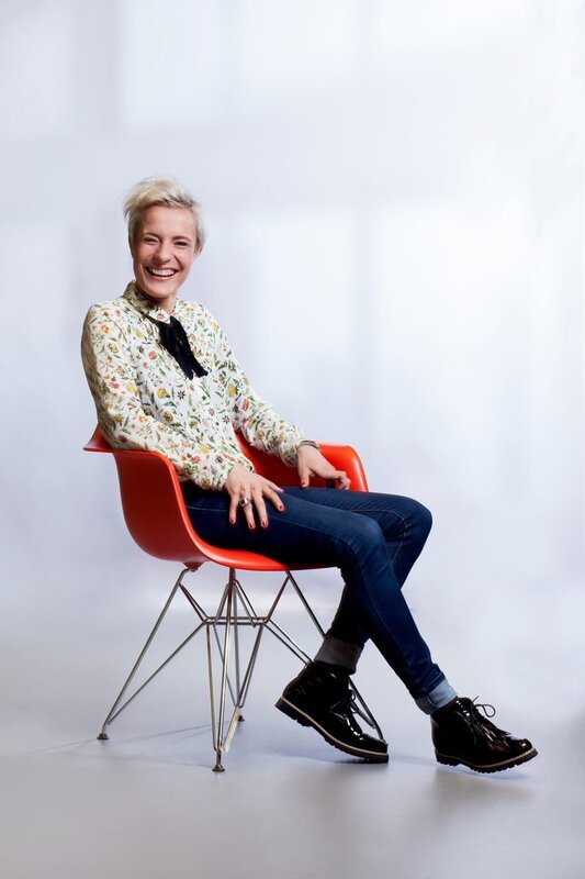 Moderatorin Seraphina Kalze und ihr Team stillen regelmäßig den Wissendurst der Zuschauer. Unterhaltsam, lebensnah und verständlich. – Bild: kabel eins