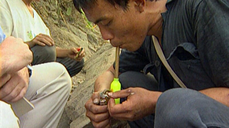 BANGKOK- A young man smokes Yaba, a highly addictive mix of methamphetamine and caffeine. ItÕs a pill that is smoked as well as swallowed. – Bild: Tom Jenner /​ National Geographic Channels